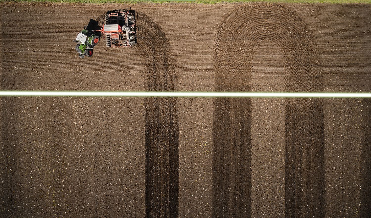 AGCO-NA-TIHeadland-wayline-turn-drone-_84739eac-f0dd-4bca-87f4-5040d9d5b59b-prv.jpg