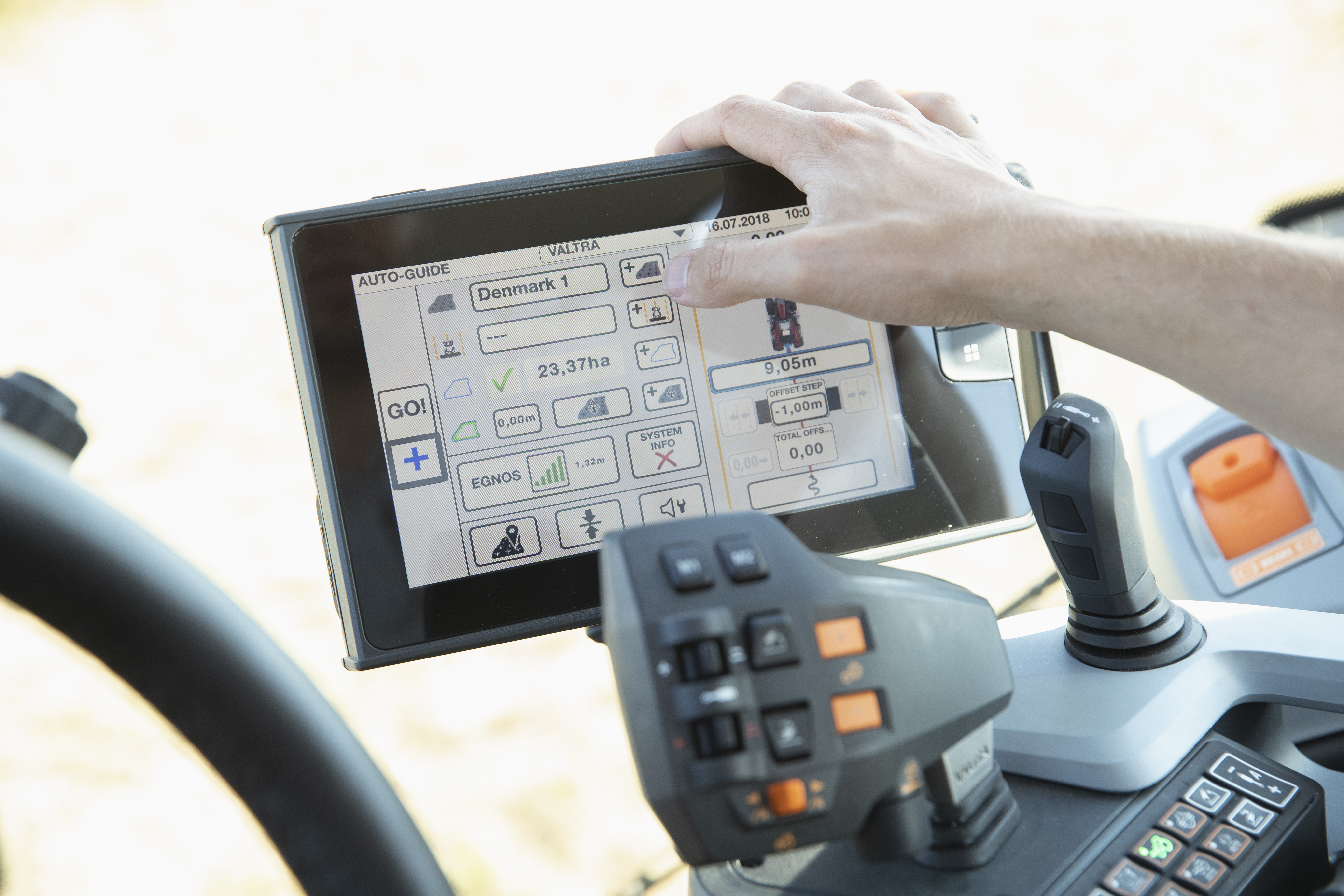 Valtra-SmartTouch-Autoguidance.jpg